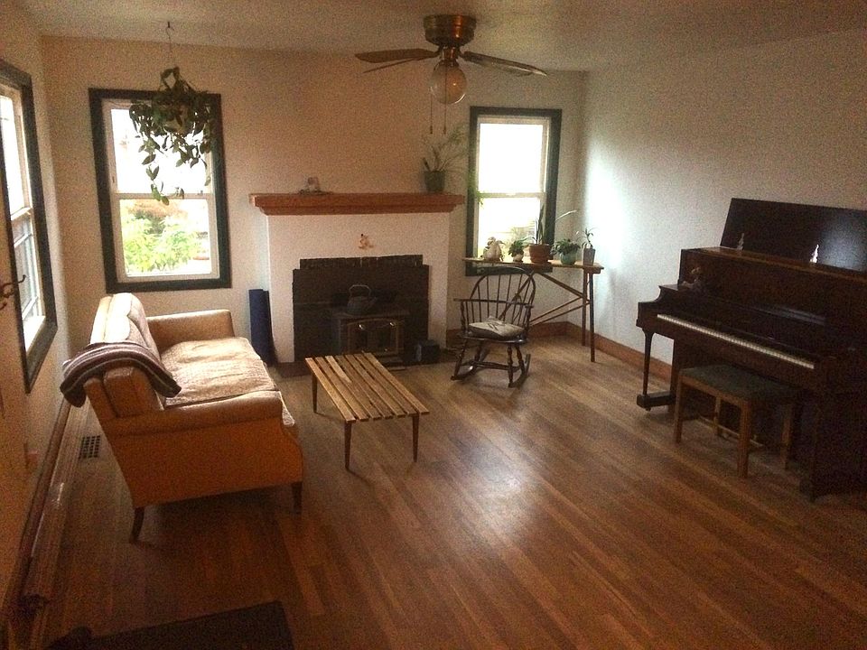 Clean and comfortable living room with fireplace and fresh finishes.