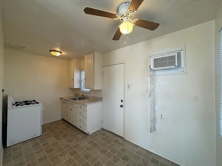 1018 Wilson Ave — Photo 3