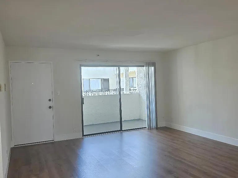 4326 W 142nd St #8 — Photo 8