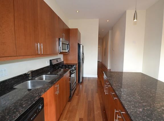 5th image of 1354 W Augusta Blvd #301