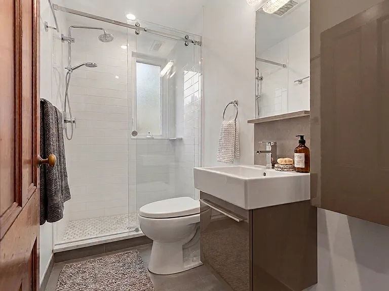 191 Davis Ave — Photo 15