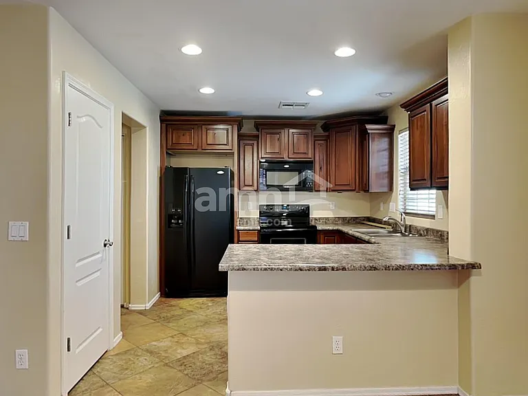 2727 E Bart St — Photo 3