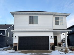 8040 Goldfinch Dr, Horace, ND 58047