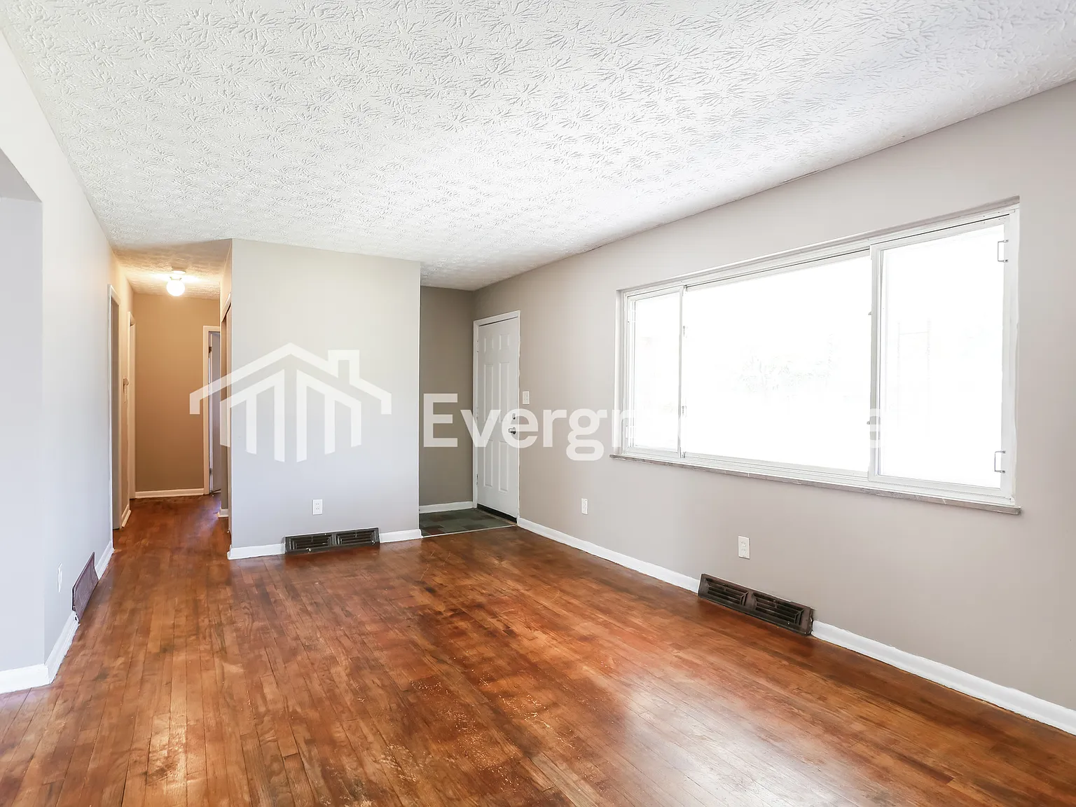 3 bed, 1.0 bath, 1302 sqft, $1,345 — Photo 4