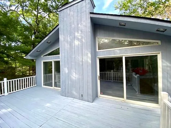 1A Gerald Ln, Hampton Bays, NY 11946