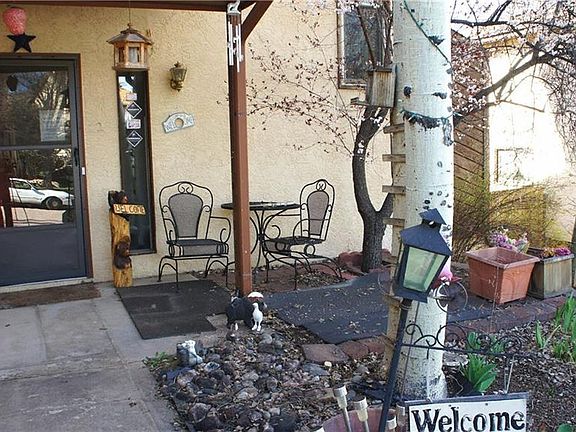 Front entry area nice place to enjoy your morning coffee or cool drink at the en