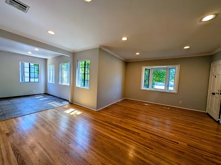 5964 Yarmouth Ave — Photo 2