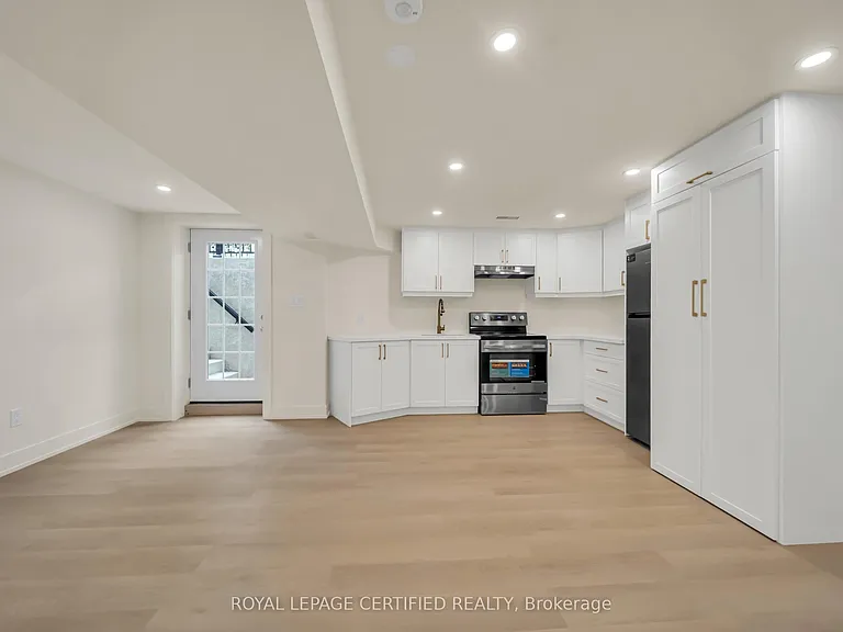 5016 Natkarni Cres #LOWER — Photo 5