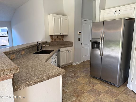 4th image of 585 THORNBERRY Road