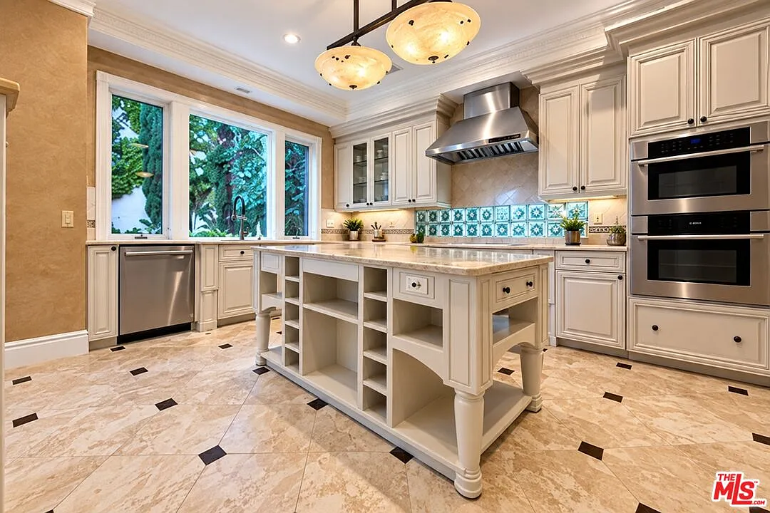 5 bed, 5.0 bath, 4583 sqft, $20,000 — Photo 2