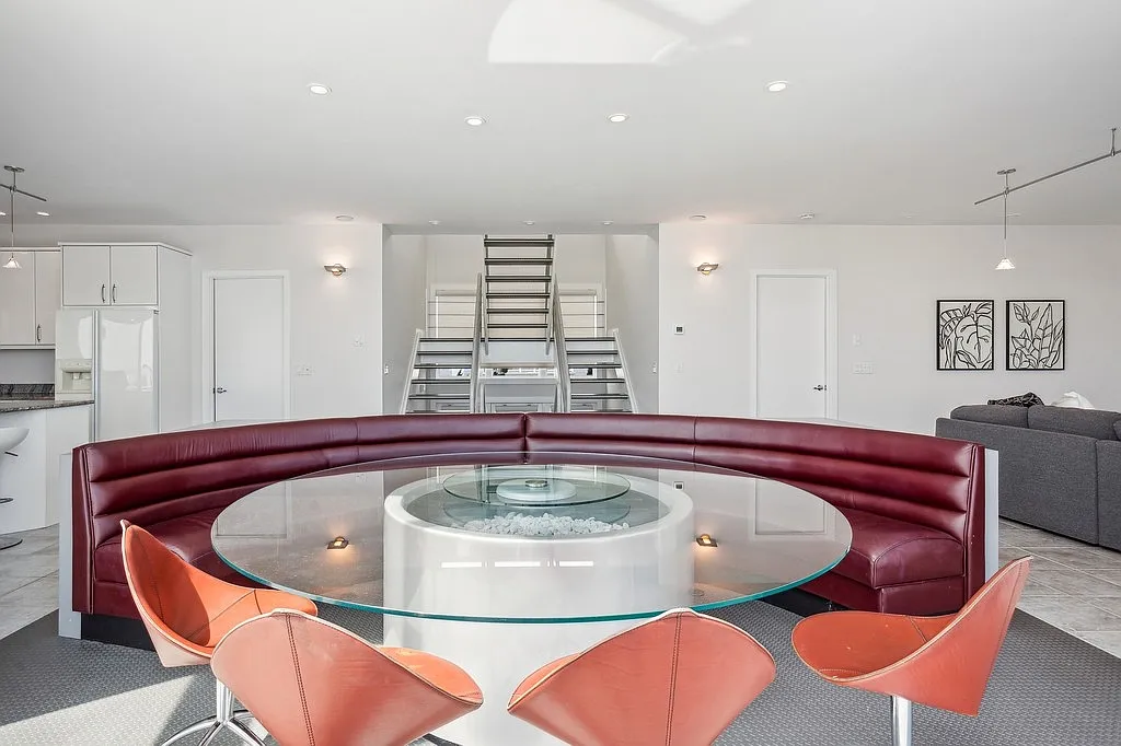 6 Bedroom Magical Oceanfront Gem — Photo 4