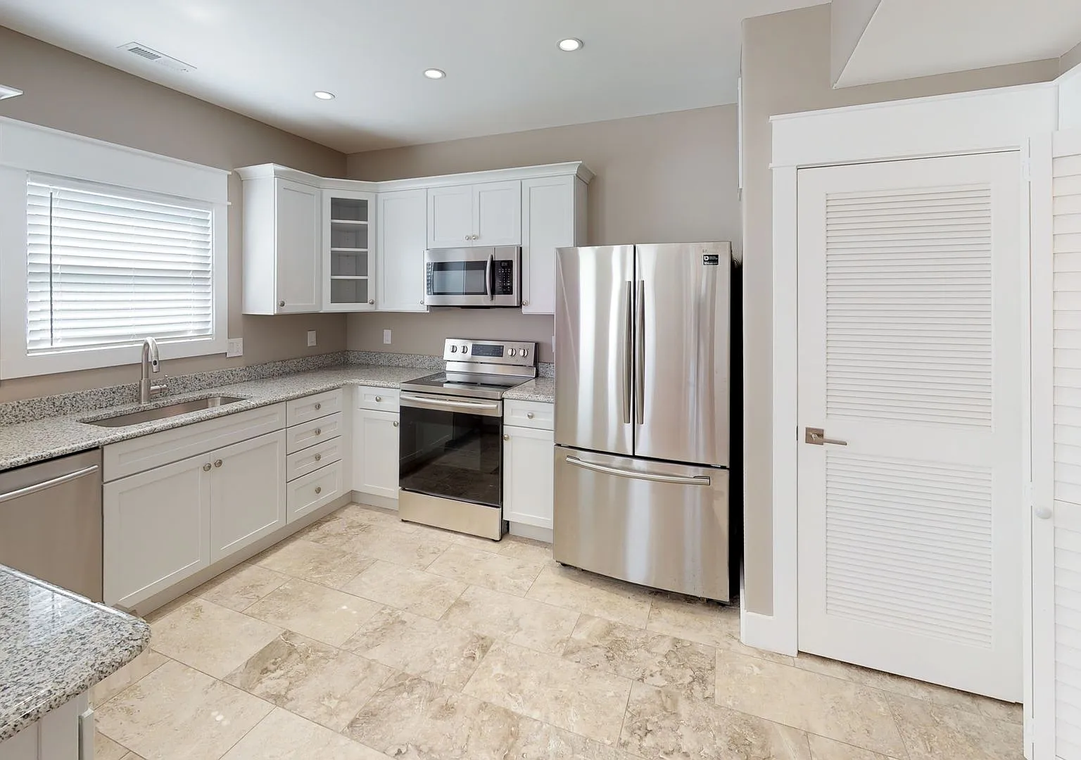Waitlist for Aug2027Jul2028 Now Open! |4BR in Fort Sanders with Parking! | Walk to UTK & Knoxvill... — Photo 1