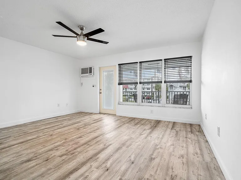 1110 N Riverside Dr #20 — Photo 26