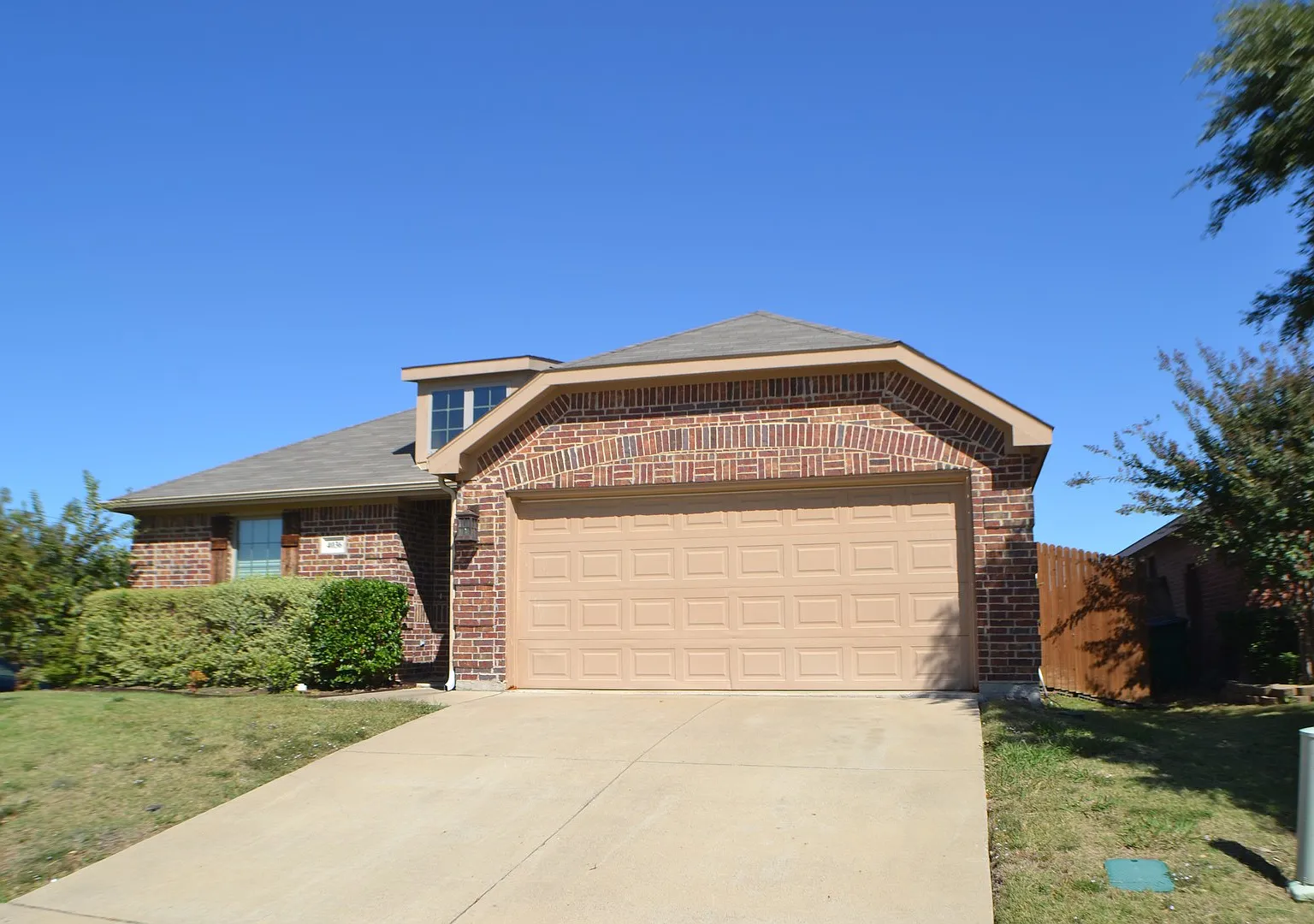 House For Lease in Heartland — Photo 1