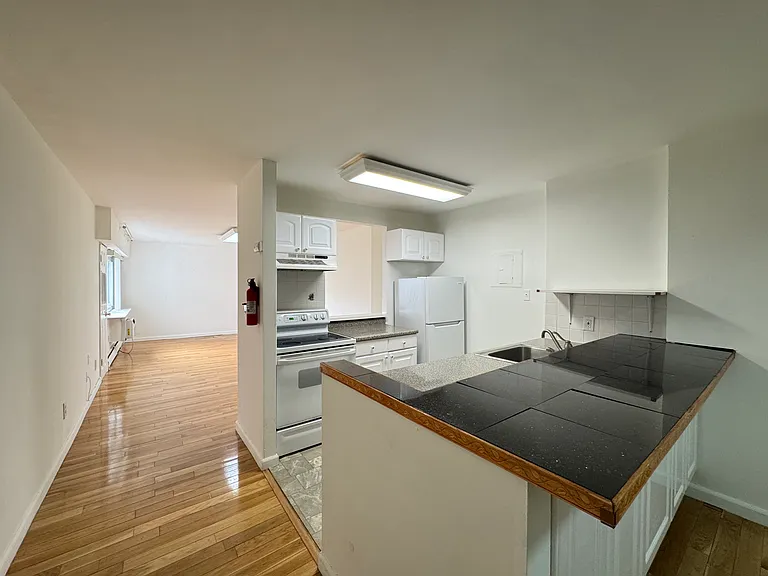 333 Grand Ave #2R — Photo 6