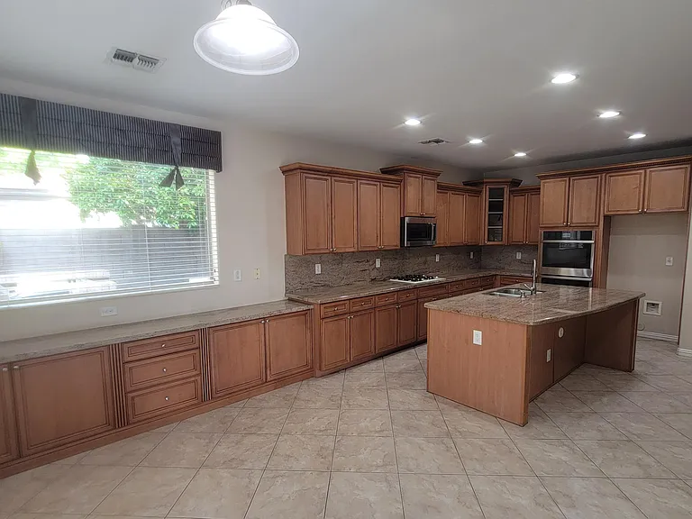 7318 N Kirsten Ave — Photo 2