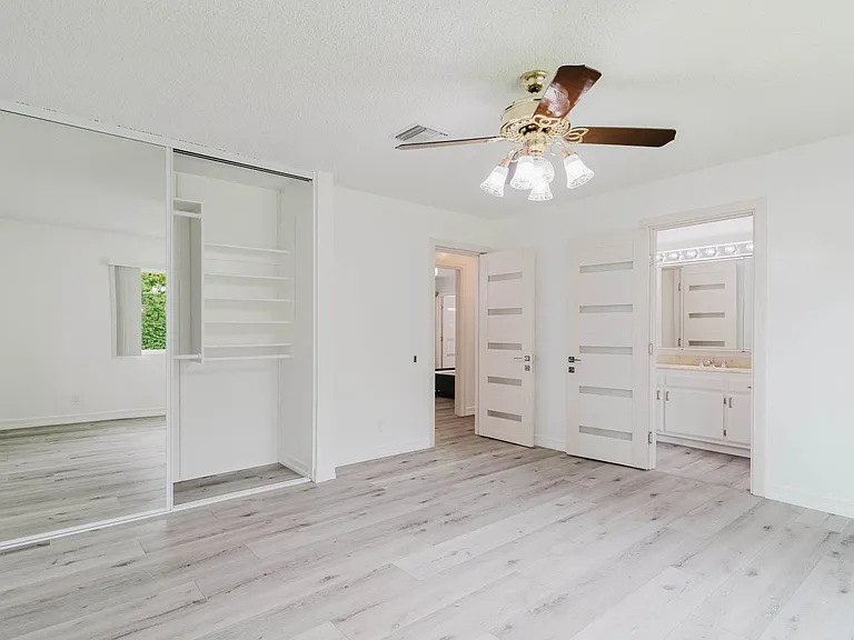 22515 Haynes St — Photo 25
