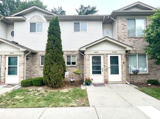 30336 Wedgewood Cir, Roseville, MI 48066