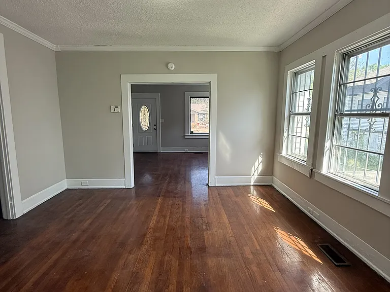 1437 Woodland Ave SW — Photo 4