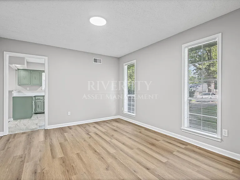 895 Brownlee Rd — Photo 5