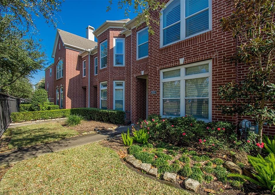 1st image of 802 Memorial Heights Dr