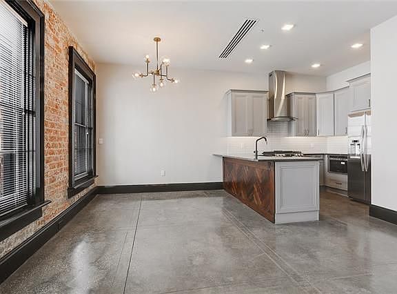 5th image of 419 Carondelet St Unit 404