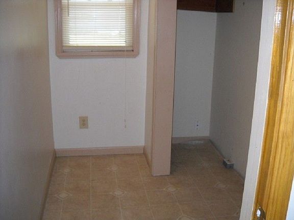 5th image of 826 Washington St