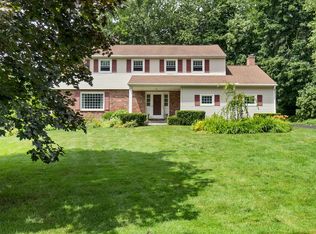 24 Gravesleigh Ter, Pittsfield, MA 01201