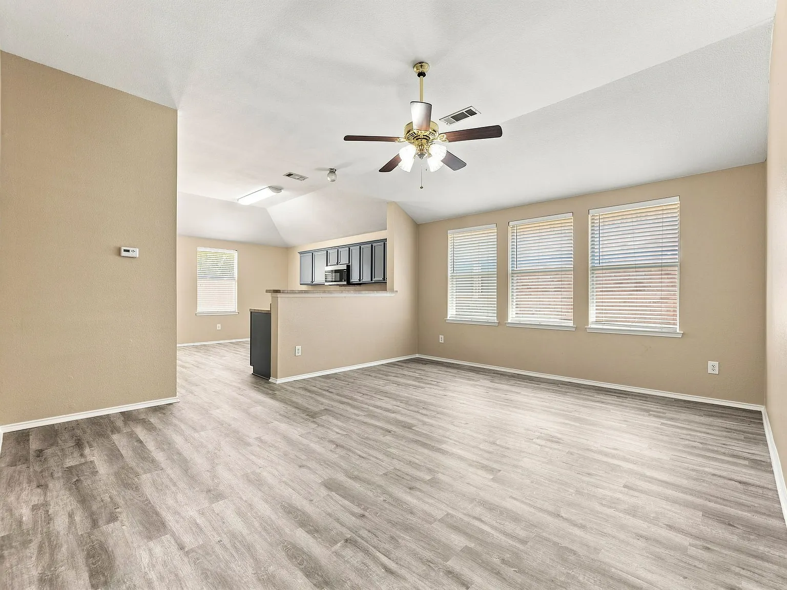 3 bed, 1334 sqft, $2,200 — Photo 4