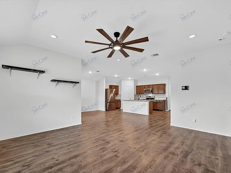 800 Windmill St — Photo 3
