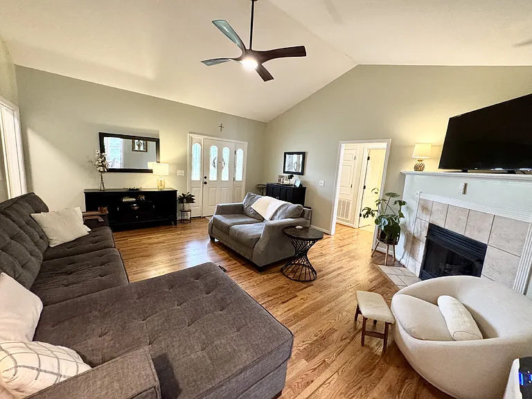 214 Providence Ct — Photo 5