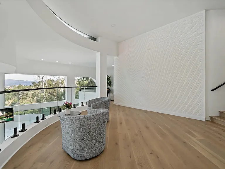 15105 Mulholland Dr — Photo 20