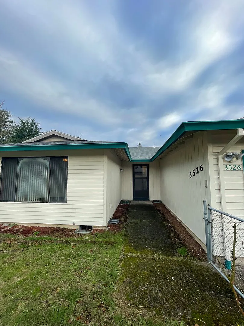 Spacious 3 bedroom + 2 bathroom home with very large yard!! Covered patio and garage!! — Photo 2
