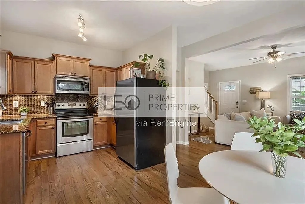 3 bed, 2.5 bath, 1713 sqft, $3,699 — Photo 3