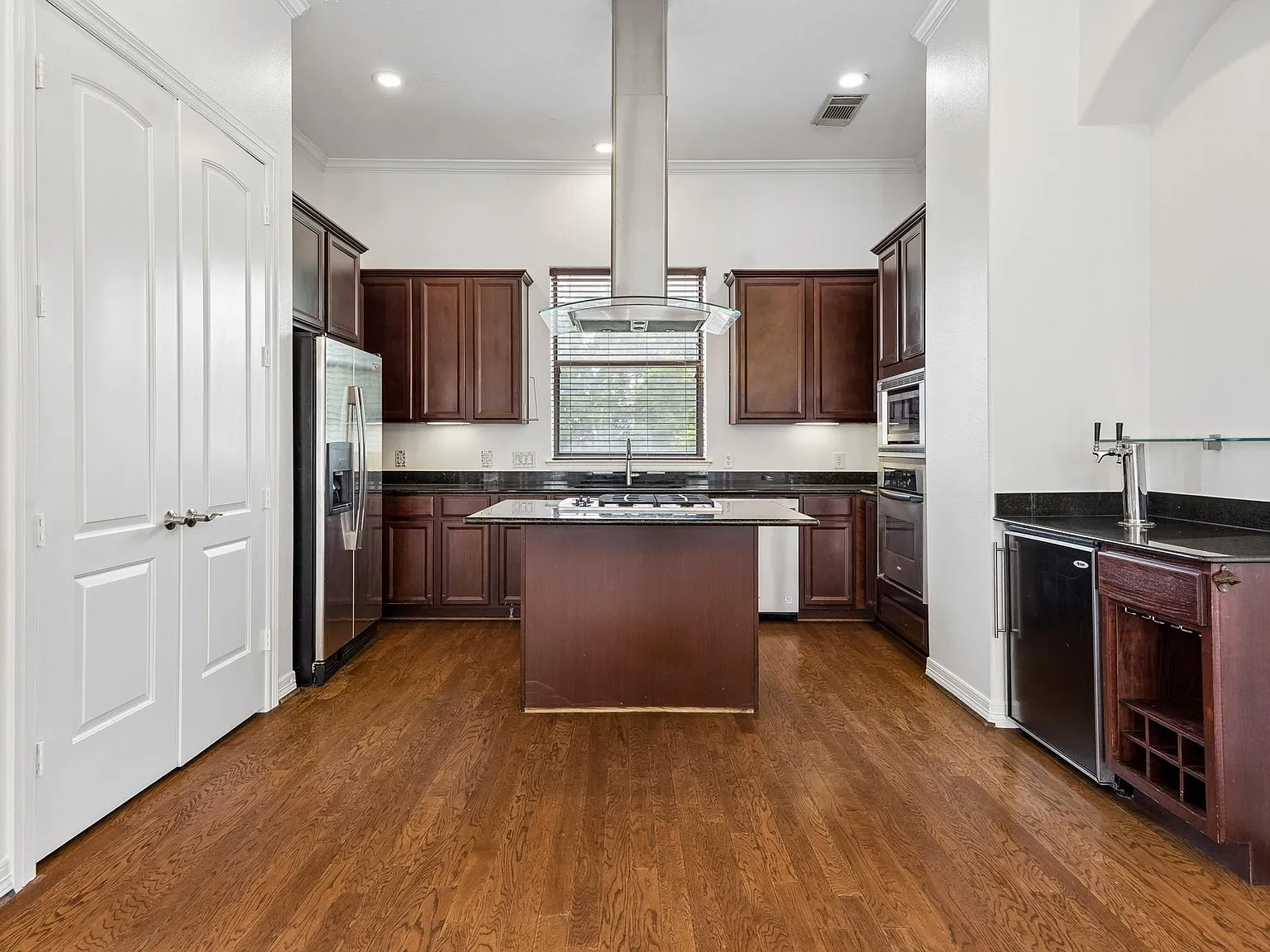 3 bed, 3.5 bath, 2119 sqft, $3,000 — Photo 3