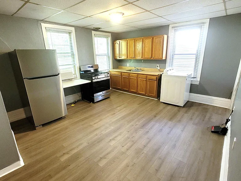 35 Lawn St #2 — Photo 4