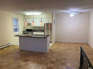 60 Weaver Dr APT 1B, Massapequa, NY 11758