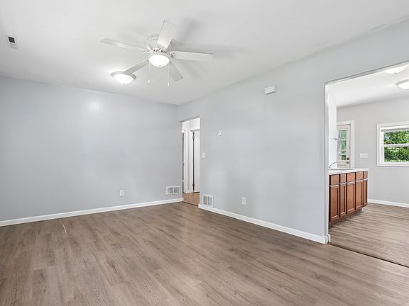 3rd image of 1052 Daniels St NE