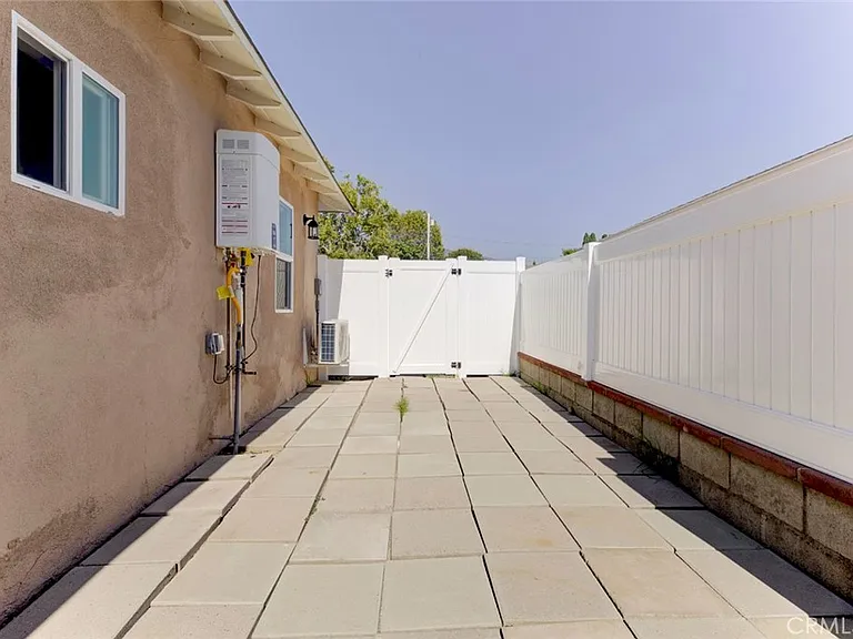 10933 Nassau Ave — Photo 11