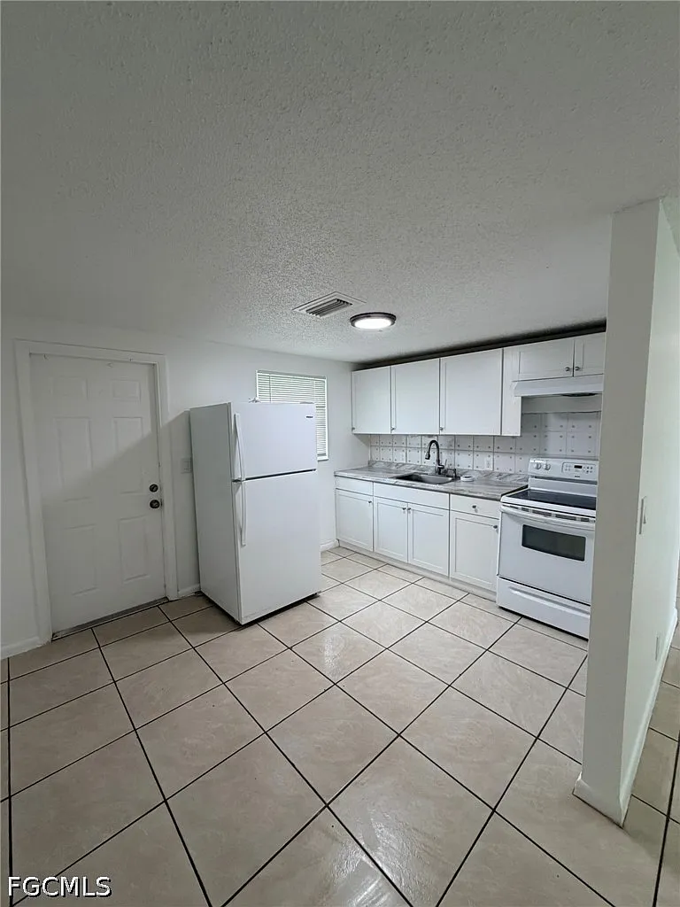 2 bed, 1.0 bath, 690 sqft, $1,200 — Photo 2