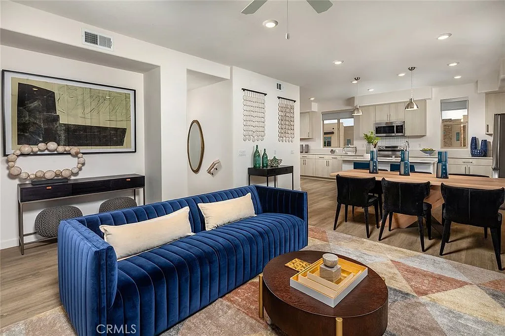 4 bed, 3.5 bath, 1633 sqft, $5,400 — Photo 3