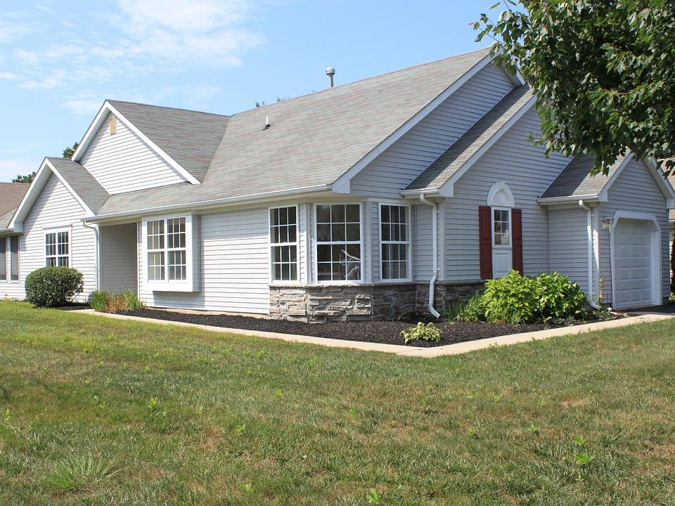 1st image of 12 Rosewood Dr