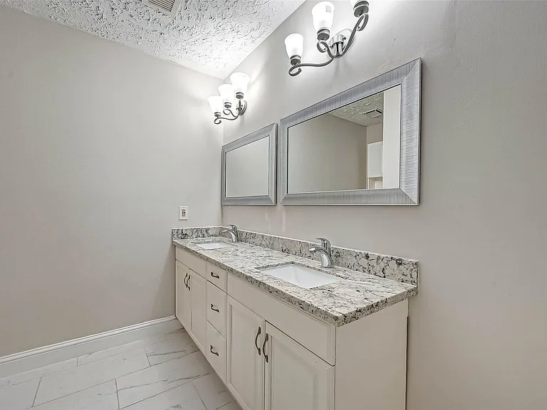 6802 Glenray Dr — Photo 24