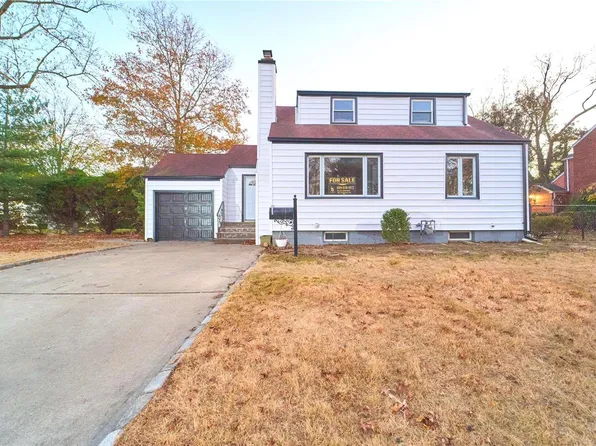 15 Greenway, New Hyde Park, NY 11040