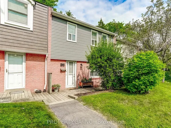 1050 Shawnmarr Rd #32, Mississauga, ON L5H 3V1