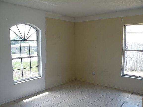 2nd image of 1049 W Hancock Dr