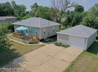 622 1st Ave SW, Dickinson, ND 58601