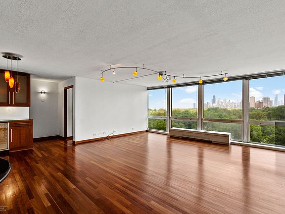 3rd image of 330 W Diversey Pkwy #807809
