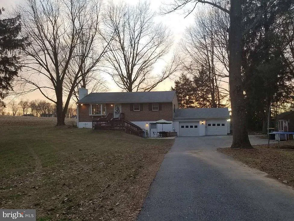 3 bed, 2.0 bath, 1296 sqft, $3,000 — Photo 1