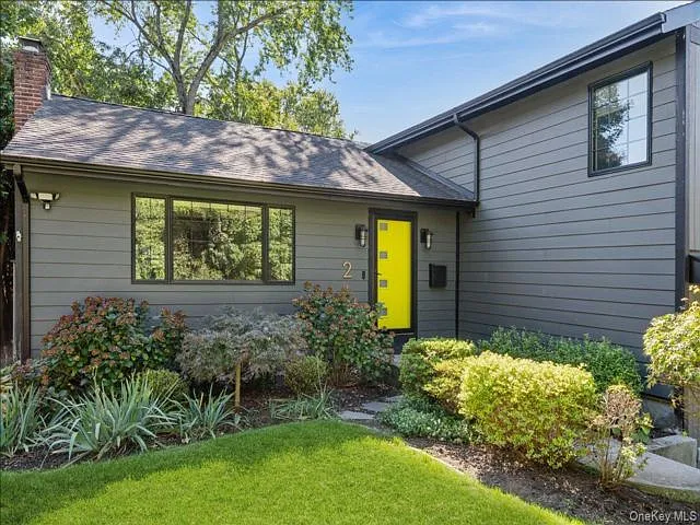 2 Cornwall Ln — Photo 2